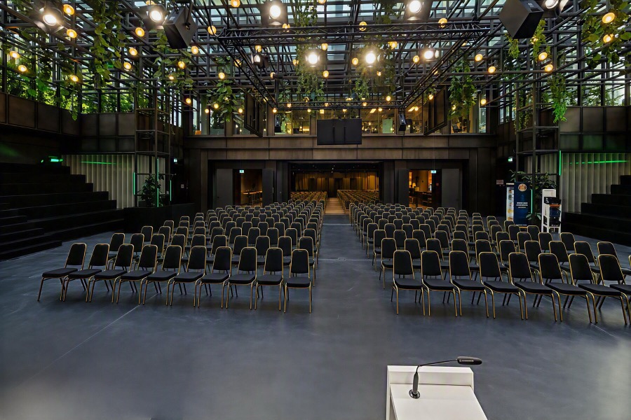Eventarena mit Reihenbestuhlung, Blick vom Wintergarten zur Music Hall