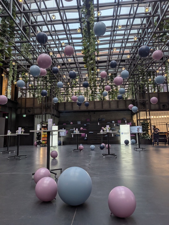 Installation mit großen Kugeln im Wintergarten