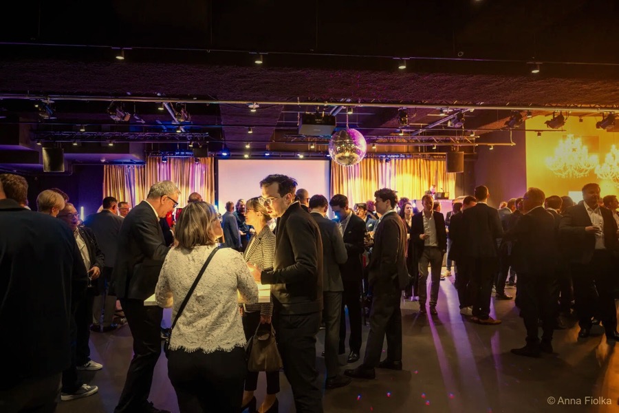 Abendveranstaltung in der Music Hall mit Discokugel und Bühnenlicht