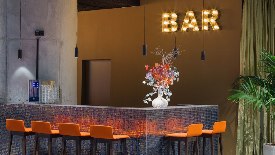 Fest eingebaute Bar der Music Hall mit Leuchtschrift BAR