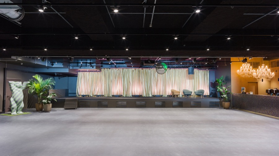 Leere Music Hall mit Bühne, Vorhang und Bar