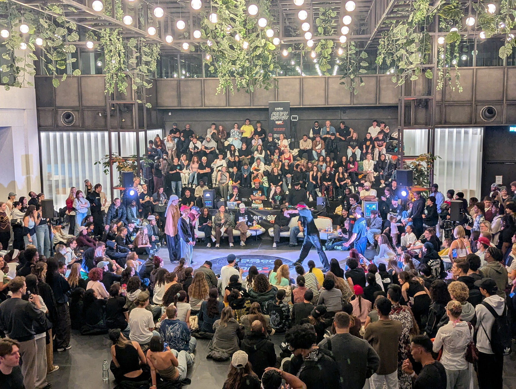 Show im Wintergarten der Eventarena, Publikum auf den Tribünen und am Laufsteg