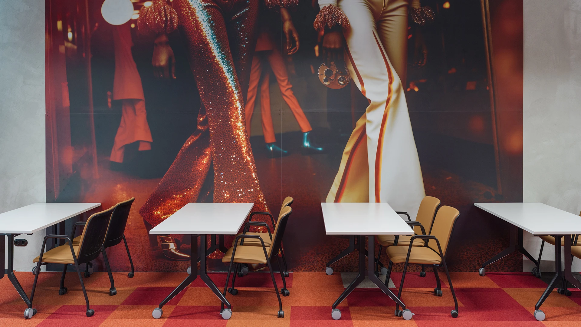 Nahaufnahme einer großen Diskokugel mit zwei bunt lackierten Schaufensterpuppen und einer Maxi-Single-Schallplatte von Donna Summer („Hot Stuff“).