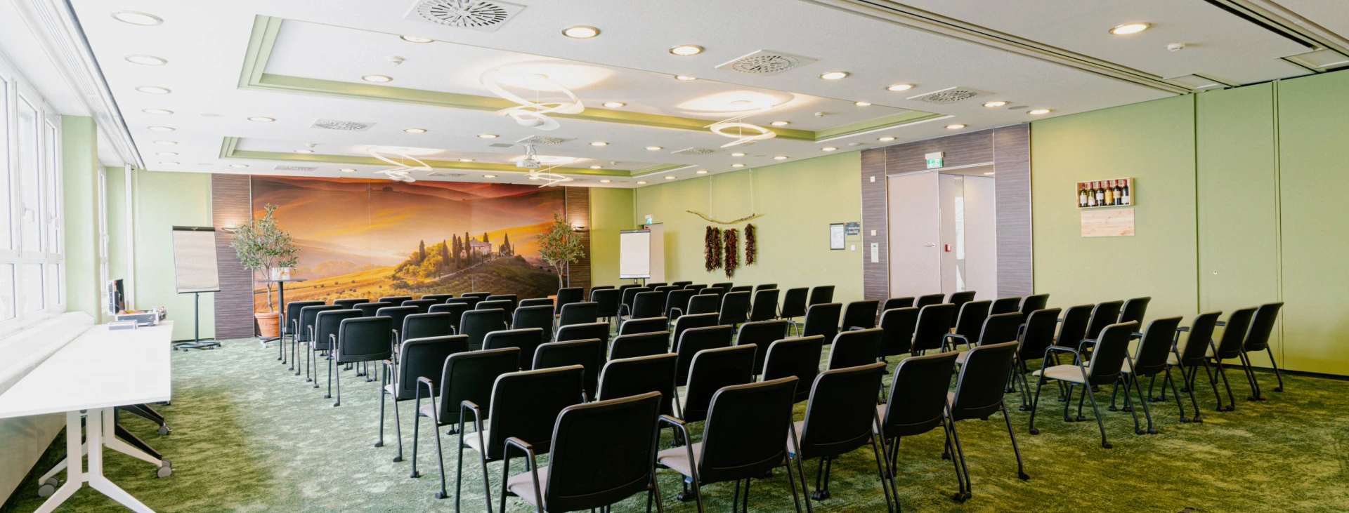Tagungsraum Toskana im Smartvillage Bogenhausen mit Kinobestuhlung und Wandbild im mediterranen Stil.