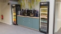 Kaffeestation im Smartvillage Köln-Mülheim mit Getränkekühlschränken und Vollautomaten