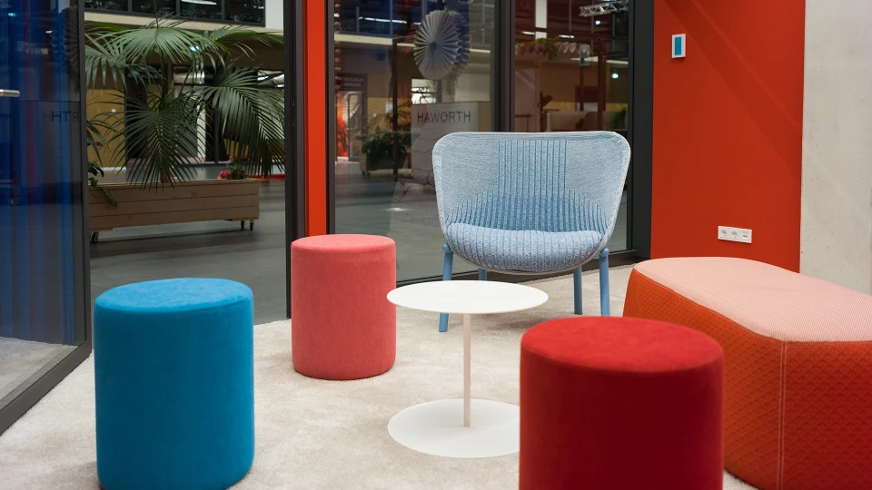 Innenansicht der Räume Equador und Bolivien im Smartvillage Köln mit farbigen Sesseln und kreativer Möblierung