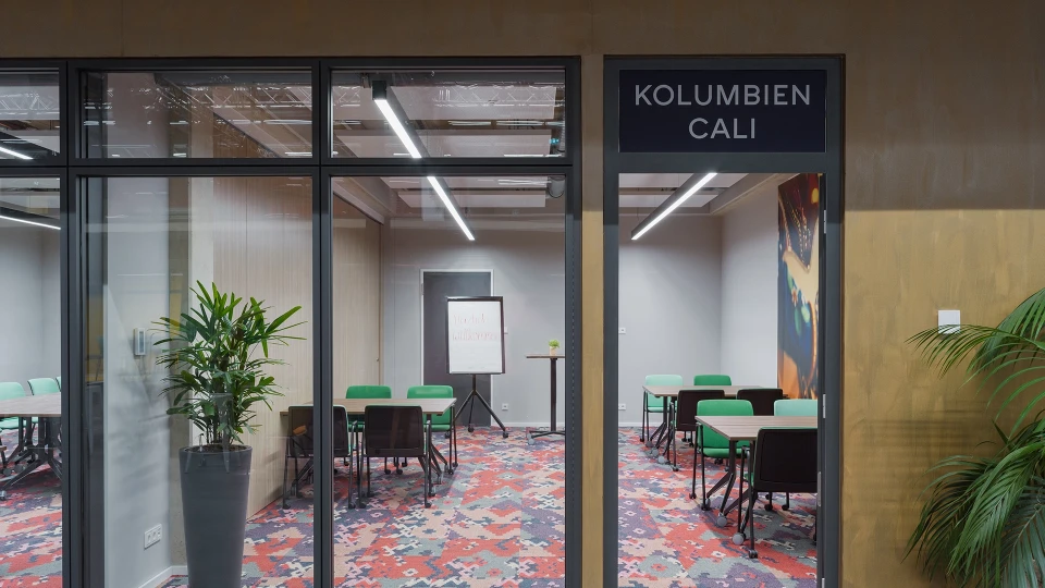 Frontansicht auf die Seminarräume Kolumbien Bogotá und Cali mit bunter Innenausstattung und Glastüren