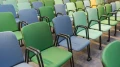 Reihen bunter Stühle im Konferenzbereich, angeordnet für eine größere Veranstaltung oder Präsentation.