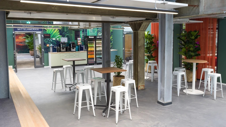 Nahaufnahme der Getränkestation mit Kaffeemaschinen und Kühlschränken in der Jungle Lodge.