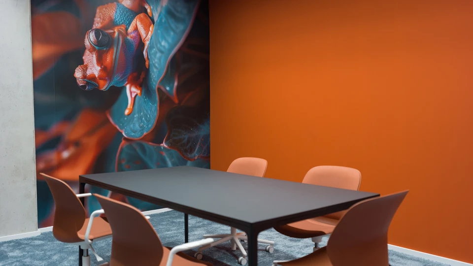 Close-up of the table in the 'Suriname' room, focusing on the chairs and wall design.