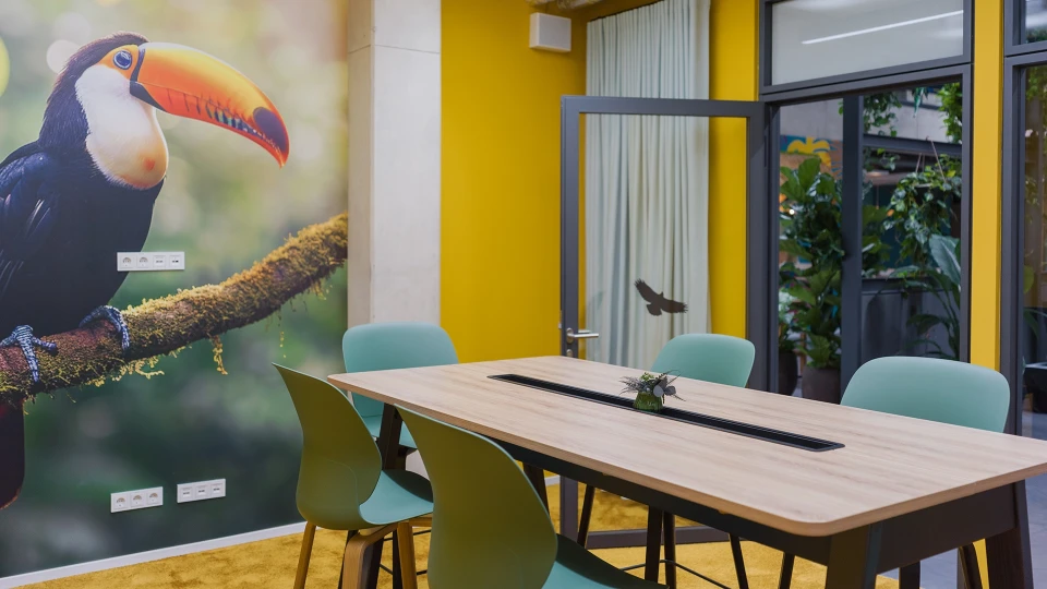 Exterior view of the Paraguay and Uruguay meeting rooms at smartvillage Cologne-Mülheim, featuring yellow wall designs.